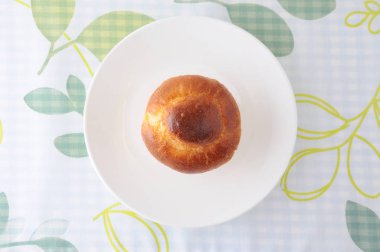 masa örtüsü üzerinde bir tabak üzerinde börek bir tete