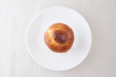 masa örtüsü üzerinde bir tabak üzerinde börek bir tete