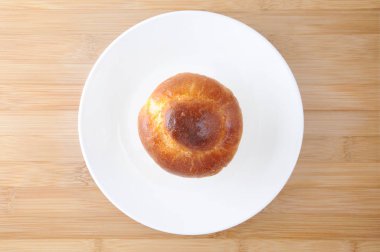 masadaki bir tabak üzerinde börek bir tete