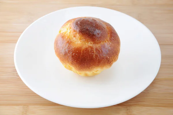 Brioche uma tete em uma chapa na mesa — Fotografia de Stock