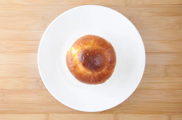 Brioche a tete auf einem Teller auf dem Tisch — Stockfoto