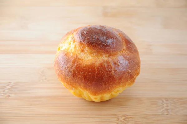 Brioche uma tete na tábua de corte — Fotografia de Stock