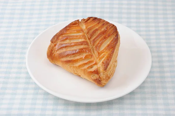 Deliciosa torta de maçã de folha rústica fresca em um prato na toalha de mesa — Fotografia de Stock