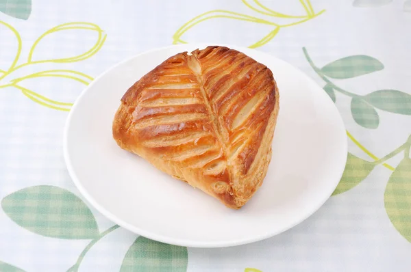 Deliciosa torta de maçã de folha rústica fresca em um prato na toalha de mesa — Fotografia de Stock