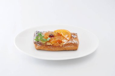 plaka beyaz arka plan turuncu marmelat tart pasta