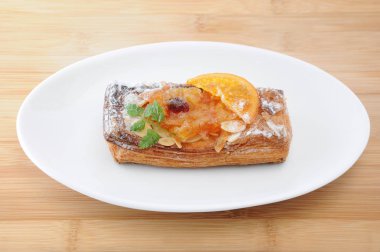 plaka beyaz arka plan turuncu marmelat tart pasta