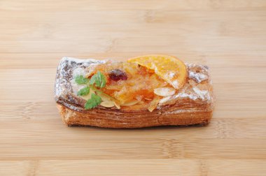 tabak kesme tahtası üzerinde turuncu marmelat tart pasta