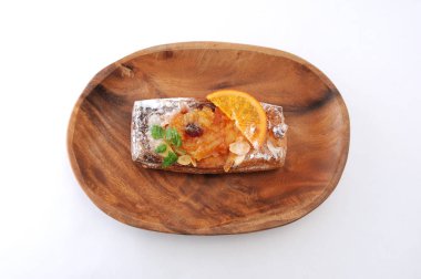 ahşap plaka beyaz arka plan üzerinde turuncu marmelat tart pasta