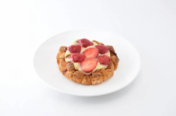 Pastel de fresa con crema de natillas en un plato sobre fondo blanco — Foto de Stock