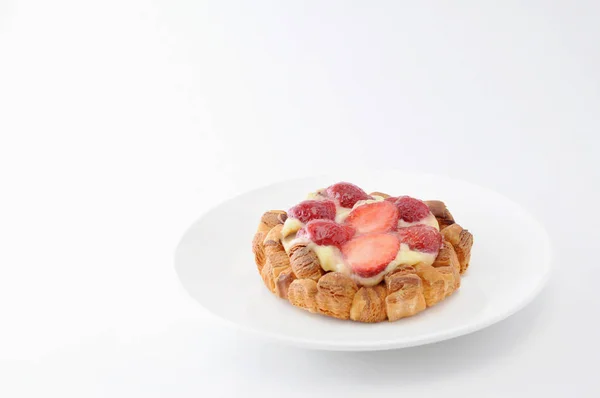 Pastel de fresa con crema de natillas en un plato sobre fondo blanco — Foto de Stock