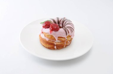 beyaz arka plan üzerinde bir tabak üzerinde tatlı çilekli kek çörek