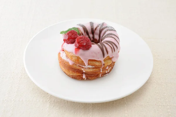 Słodkie ciasto truskawkowe pączka na talerzu na tkaninie stołowej — Zdjęcie stockowe