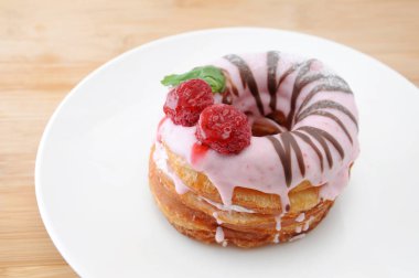 masada bir tabak üzerinde tatlı çilekli kek çörek