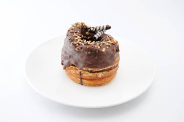 bir tabak beyaz arka plan üzerinde tatlı çikolata badem kek çörek