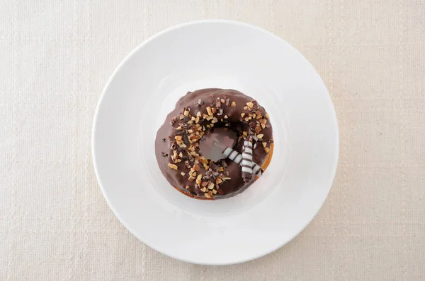 Süße Schokolade Mandelkuchen Donut auf einem Teller auf Tischdecke — Stockfoto