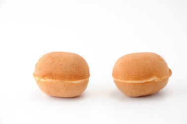 beyaz arka plan üzerinde bebek kasutera 3 top sünger kek