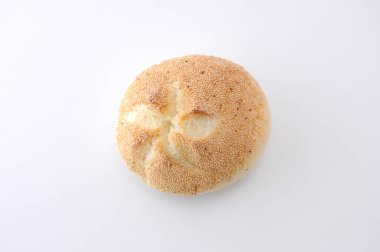 kaiser rulo Alman ekmeği beyaz arka plan üzerinde izole