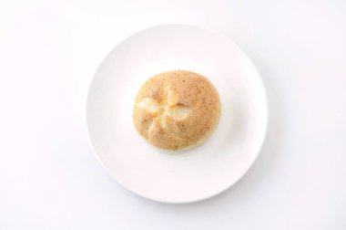 kaiser beyaz arka plan üzerinde izole bir tabak üzerinde Alman ekmeği rulo