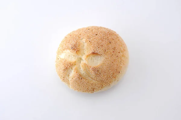 Rolo de kaiser pão alemão isolado no fundo branco — Fotografia de Stock