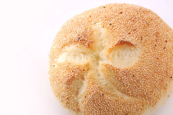 Kaiser rulo Alman ekmeği beyaz arka plan üzerinde izole — Stok fotoğraf