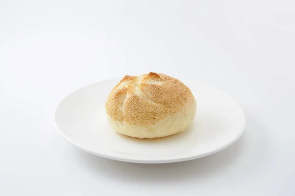 Кайзер катит немецкий хлеб на тарелке, изолированной на белом фоне — стоковое фото