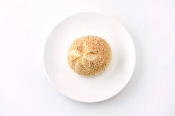 Кайзер рулонах німецький хліб на тарілку ізольований на білому фоні — стокове фото