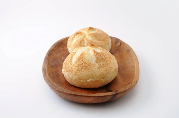 Kaiser beyaz arka plan üzerinde izole bir tabak üzerinde Alman ekmeği rulo — Stok fotoğraf