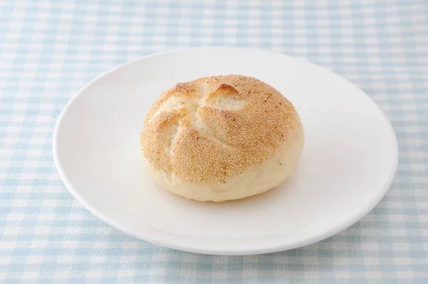 Кайзер рулон немецкий хлеб на тарелке на скатерти — стоковое фото