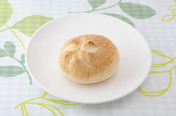 Kaiser roll niemiecki chleb na talerzu na tkaniny stołowe — Zdjęcie stockowe