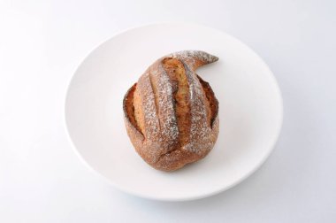 beyaz arka plan üzerinde plaka üzerinde incir ekmek fransız rulo