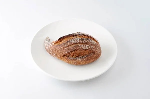 Pan de higo rollo francés en el plato sobre fondo blanco — Foto de Stock