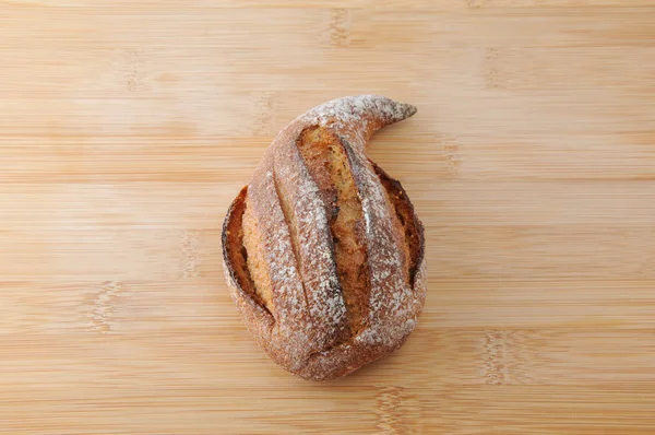 Pan de higo rollo francés en la tabla de cortar — Foto de Stock