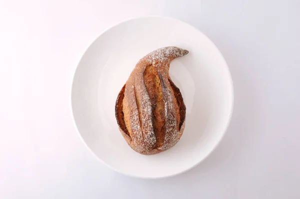 Pan de higo rollo francés en el plato sobre fondo blanco — Foto de Stock