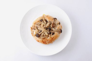 beyaz arka plan üzerinde tabakta mantar pizza focaccia ekmek