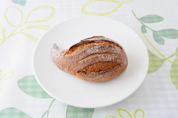 Vijgen brood Franse roll op plaat op tafellaken — Stockfoto