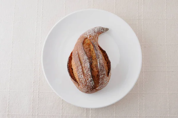 Pan de higo francés rollo en plato en mantel — Foto de Stock