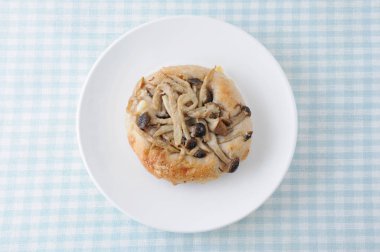 masa örtüsü üzerinde tabakta mantar pizza focaccia ekmek