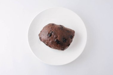 beyaz arka plan üzerinde tabakta çikolatalı ekmek