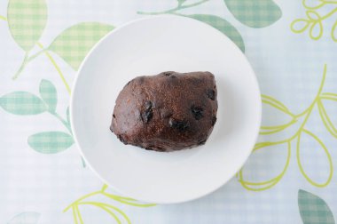 masa örtüsü üzerinde tabaktabak ta çikolatalı ekmek