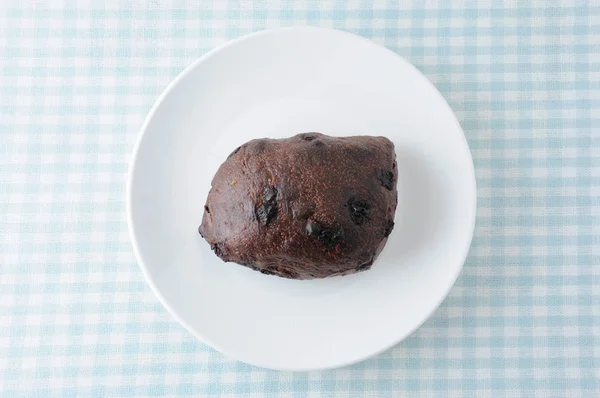 Pain aux pépites de chocolat sur plaque sur nappe — Photo