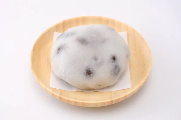 Японський традиційний рисовий торт з десертом для зеленого чаю ізольований на білому фоні — стокове фото