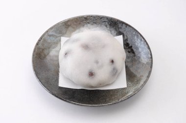 yeşil çay için fasulye tatlı ile japon geleneksel pirinç kek beyaz arka plan izole