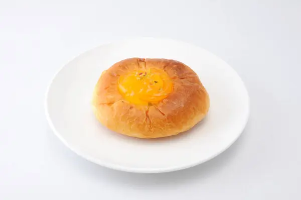 Orange marmalade bread on plate on white background — Stock Photo, Image
