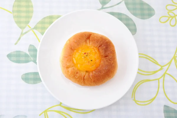 テーブルクロスのプレート上のオレンジマーマレードパン — ストック写真