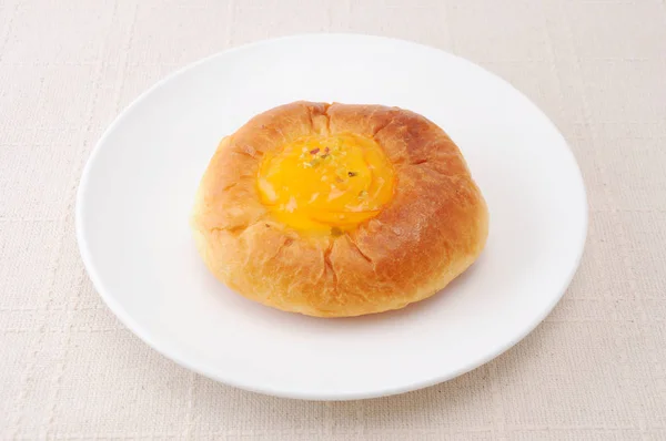 Апельсиновый хлеб на тарелке на скатерти — стоковое фото
