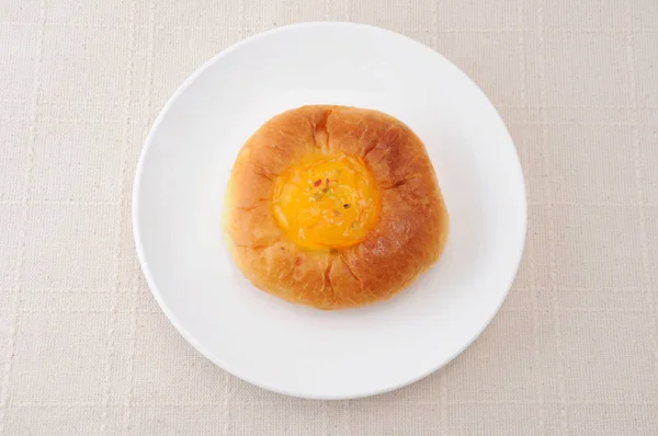 Pan de mermelada de naranja en el plato en mantel —  Fotos de Stock