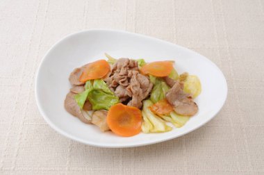 masa örtüsü üzerinde pişmiş et ve sebze yemek yemeği