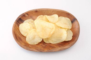 beyaz arka plan üzerinde ahşap plaka üzerinde patates cipsi