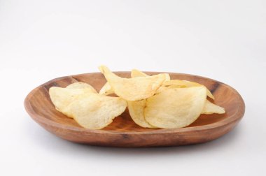beyaz arka plan üzerinde ahşap plaka üzerinde patates cipsi