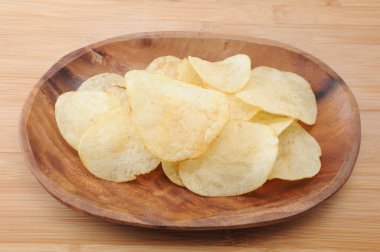 masada ahşap plaka üzerinde patates cipsi